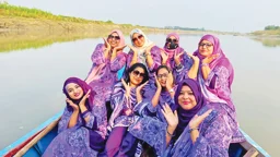 কালীগঙ্গার বুকে নারীদের রাঙা পাল