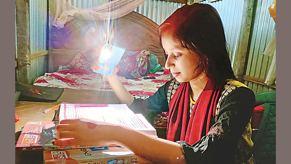 পরীক্ষার্থীরা বিপাকে: মোম-টর্চে আলো মিললেও ঘাম ছুটছে গরমে