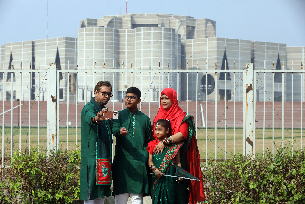 দেশজুড়ে বিজয় দিবস পালিত। রাজধানীর বিভিন্ন স্থানে দেশের মানুষ মেতেছে বিজয় উল্লাসে। ছবিটি রাজধানীর মানিকমিয়া এভিনিউ এলাকা থেকে তোলা। ছবি: মেহেদী হাসান
