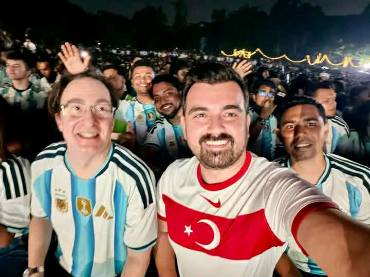 মুহসীন হল মাঠে বিশ্বকাপের ম্যাচ দেখলেন মেসির বন্ধু রুলি, সঙ্গে আর্জেন্টাইন রাষ্ট্রদূত