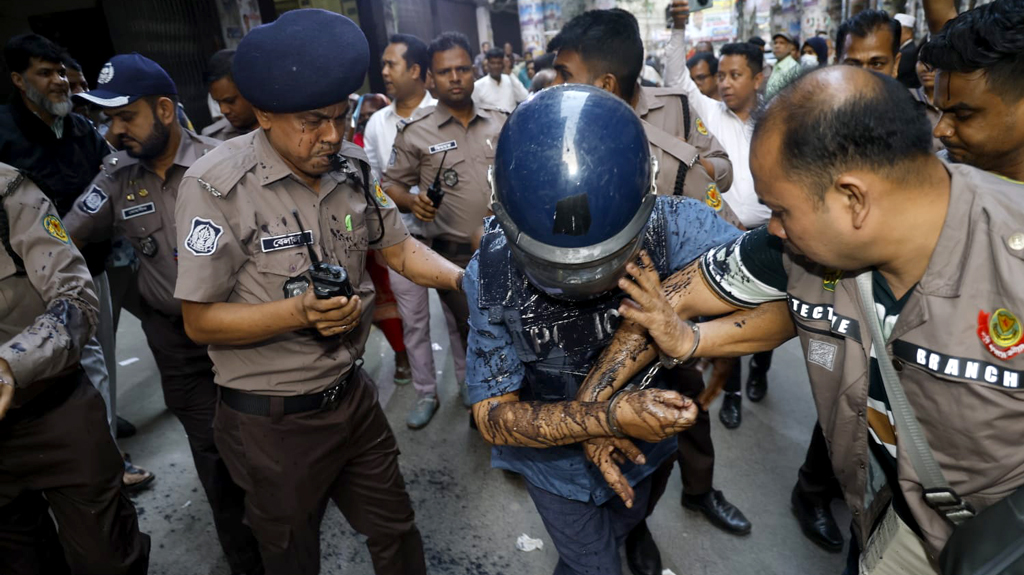 মাসুদ উদ্দিন চৌধুরীর ওপর ডিম নিক্ষেপ