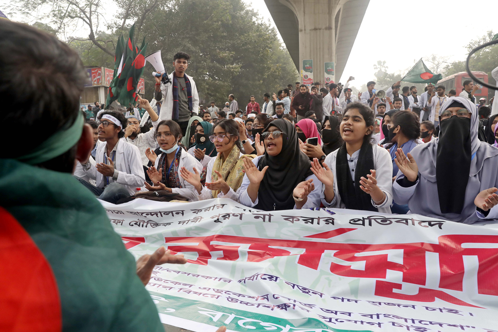 সাত দিনের আল্টিমেটাম দিয়ে শাহবাগ ছাড়লেন ম্যাটস শিক্ষার্থীরা