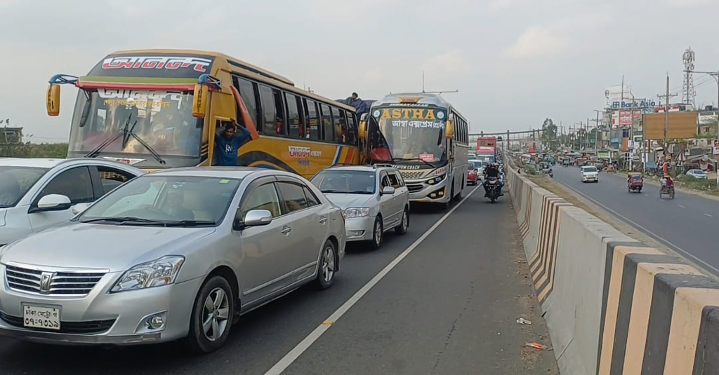 ঢাকা-মাওয়া এক্সপ্রেসওয়েতে বিকল ট্রাকে মোটরসাইকেলের ধাক্কা