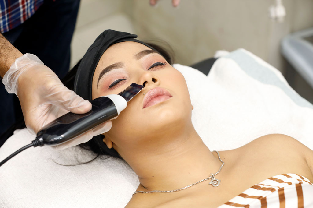 পারলারের যন্ত্রপাতি থেকেও ছড়াতে পারে এইডস