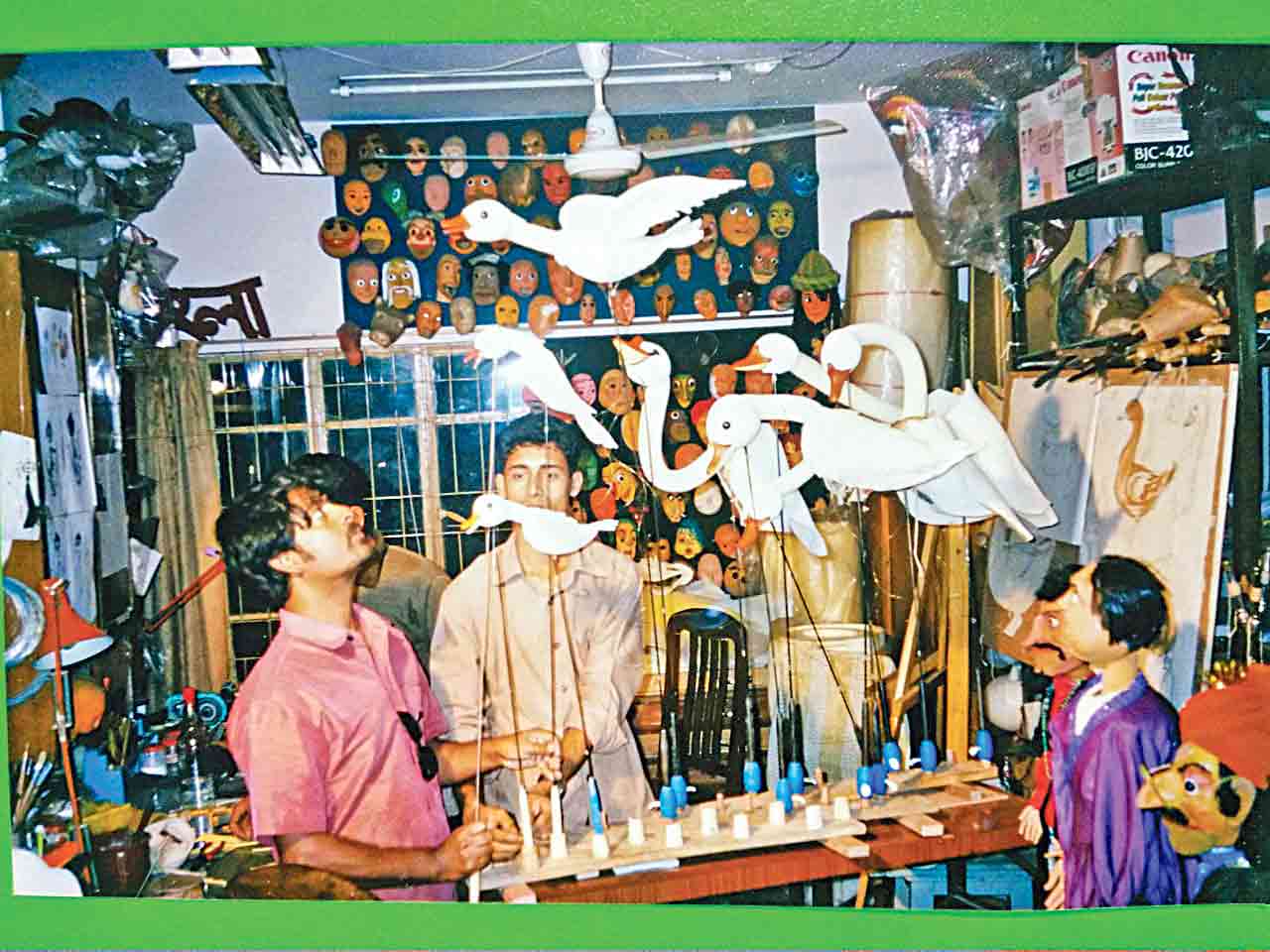 মুস্তাফা মনোয়ারের শিল্পজগৎ: পাপেট বাড়ির ‘বাসিন্দাদের’ ভবিষ্যৎ নিয়ে দুর্ভাবনা