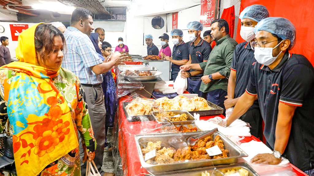 বাহারি খাবারে সেজেছে বেইলি রোডের ইফতার বাজার