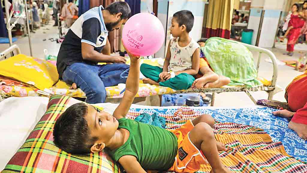 সরকারি হাসপাতাল: ডেঙ্গু-হামের চাপের মধ্যে জ্বর-কাশির রোগীতে ঠাসা