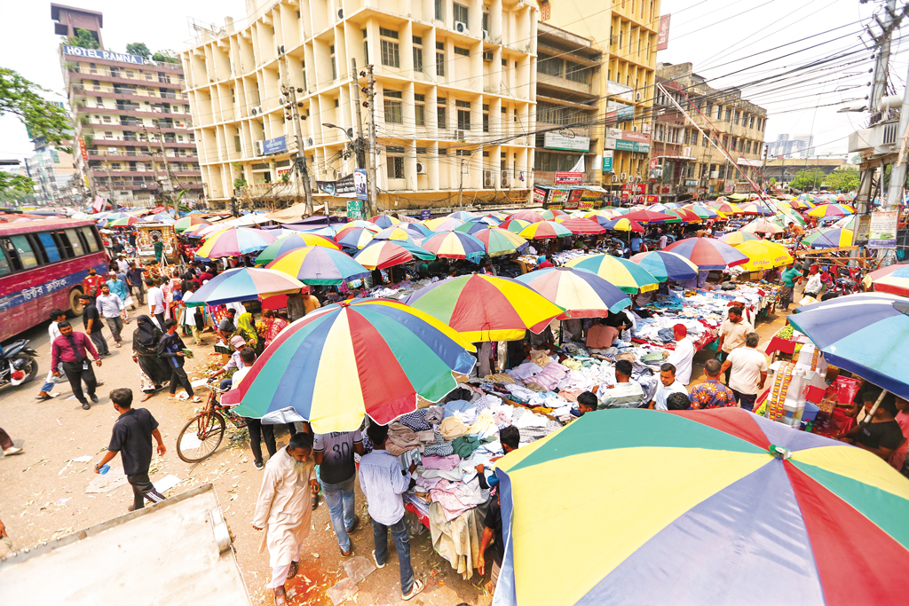 রাজধানীর ফুটপাত: ভাগাভাগিতে বাদ পুরোনো হকার