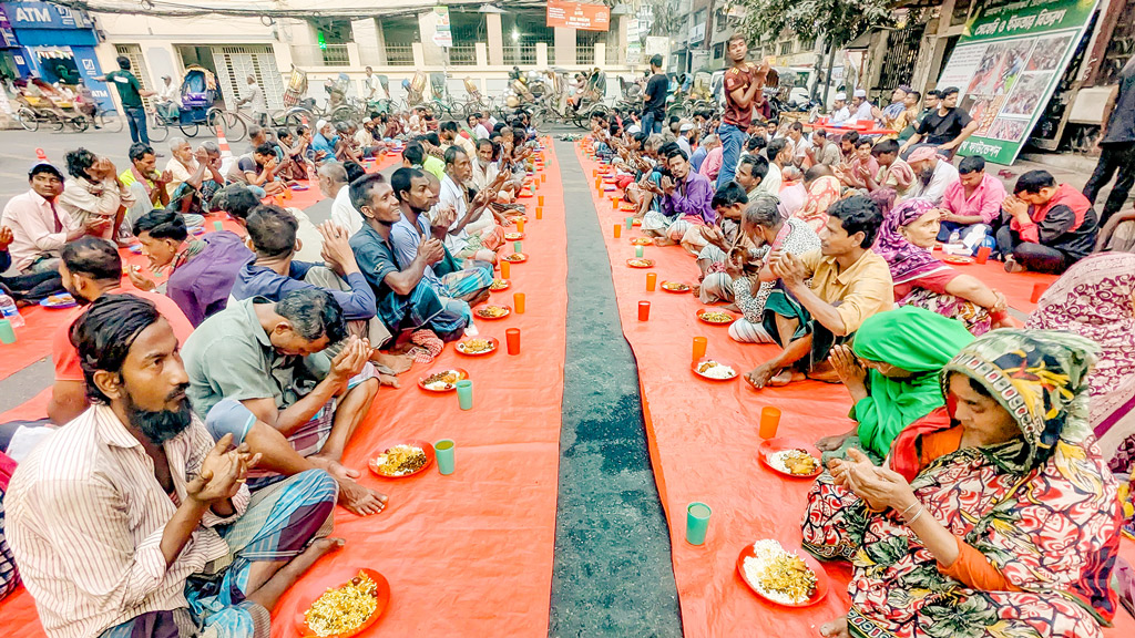 খেটে খাওয়া মানুষের জন্য ইফতার ও সেহরি