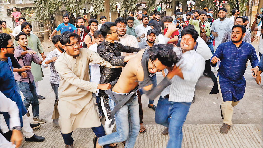 হাতাহাতির মধ্য দিয়ে এল নতুন ছাত্রসংগঠন