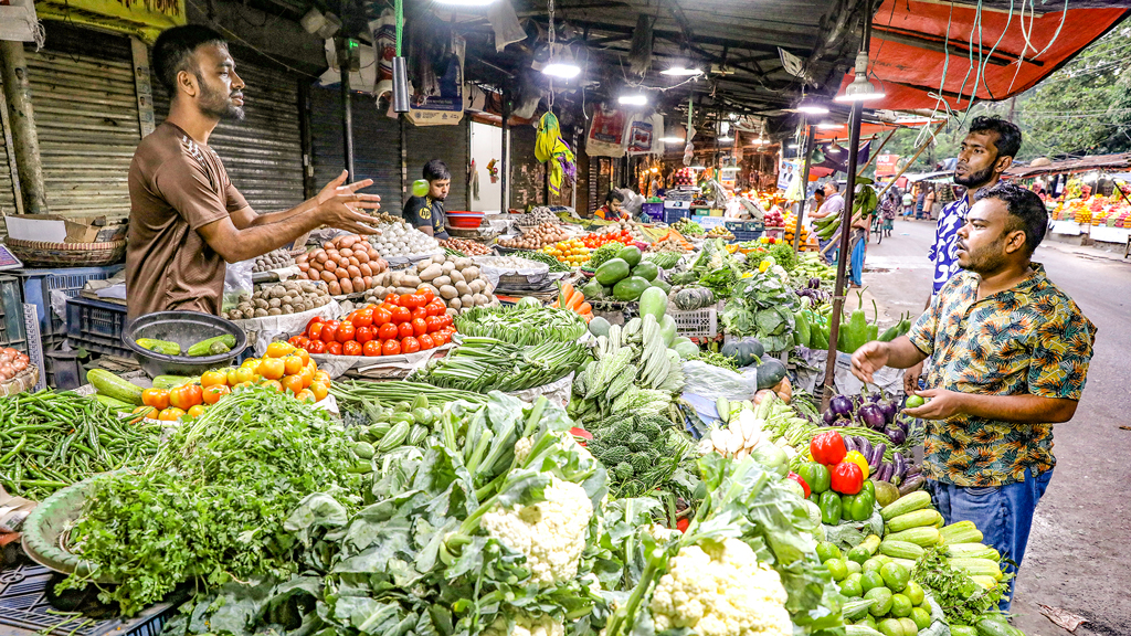 তেল-পেঁয়াজে দাম বাড়তি, সবজিতে ফিরছে স্বস্তি