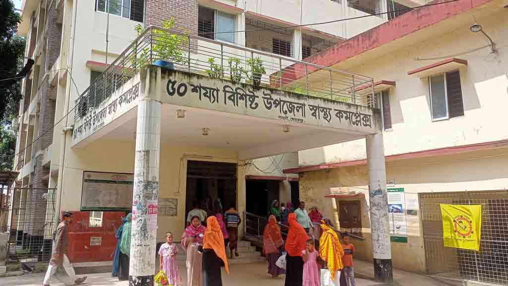 ৮ বছর ধরে অকেজো জেনারেটর, মোবাইলের আলোয় রোগী দেখেন চিকিৎসকেরা