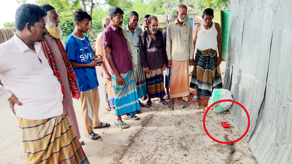 বিএনপি নেতার বাড়ির পাশে বোমাসদৃশ বস্তু, দেখতে উৎসুক জনতার ভিড়