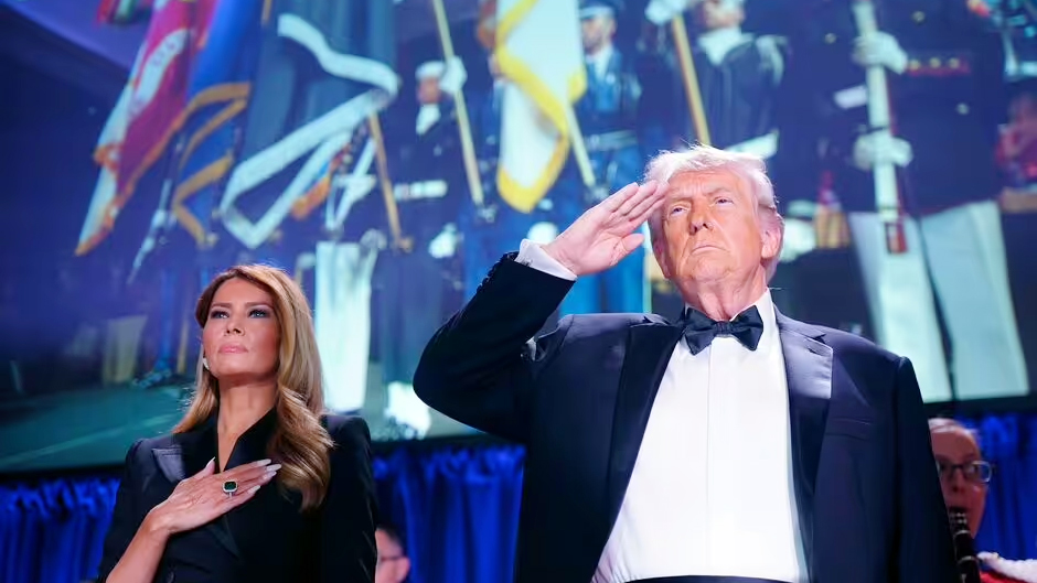 গুলির শব্দ শুনে ট্রাম্পকে রেখেই আত্মরক্ষার পথ বেছে নেন মেলানিয়া