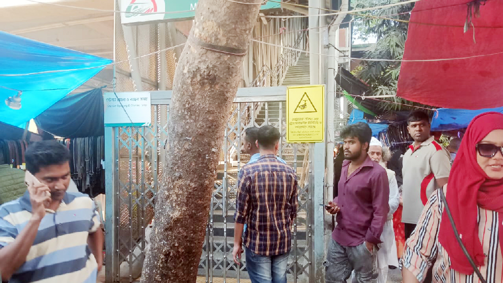 আন্দোলনে কর্মীরা, মেট্রোরেল চলাচল বন্ধ