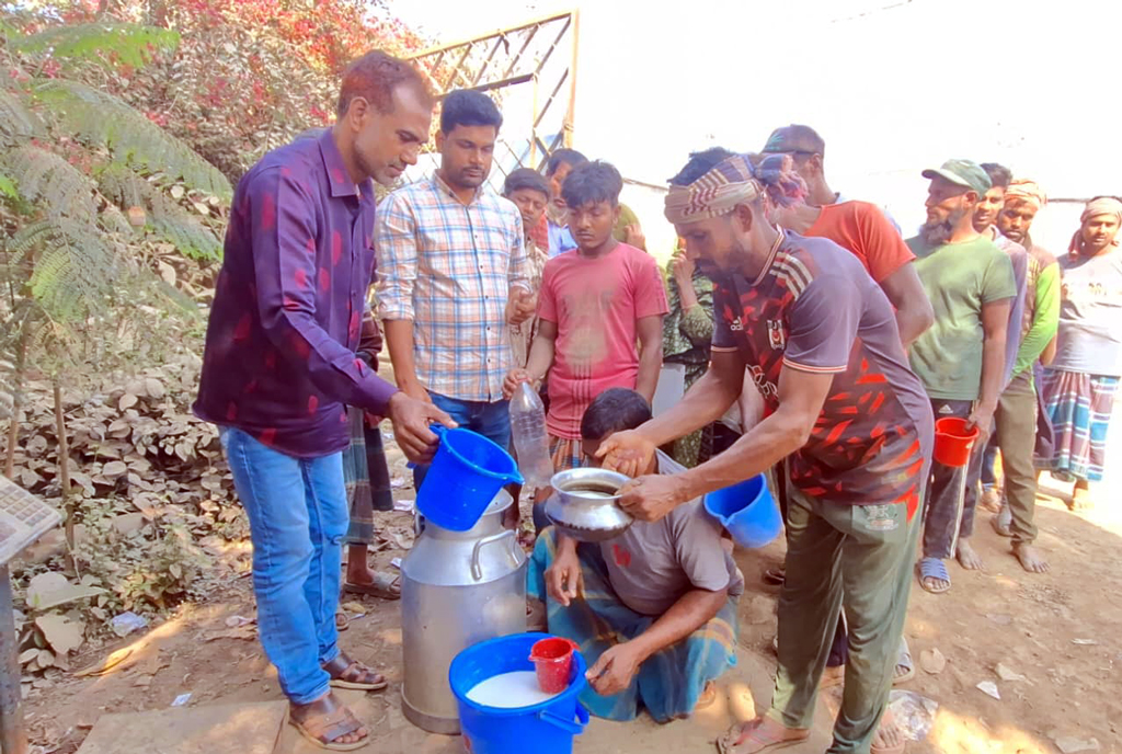 রমজান উপলক্ষে খামারে প্রতি লিটার দুধ ১০ টাকায় বিক্রি