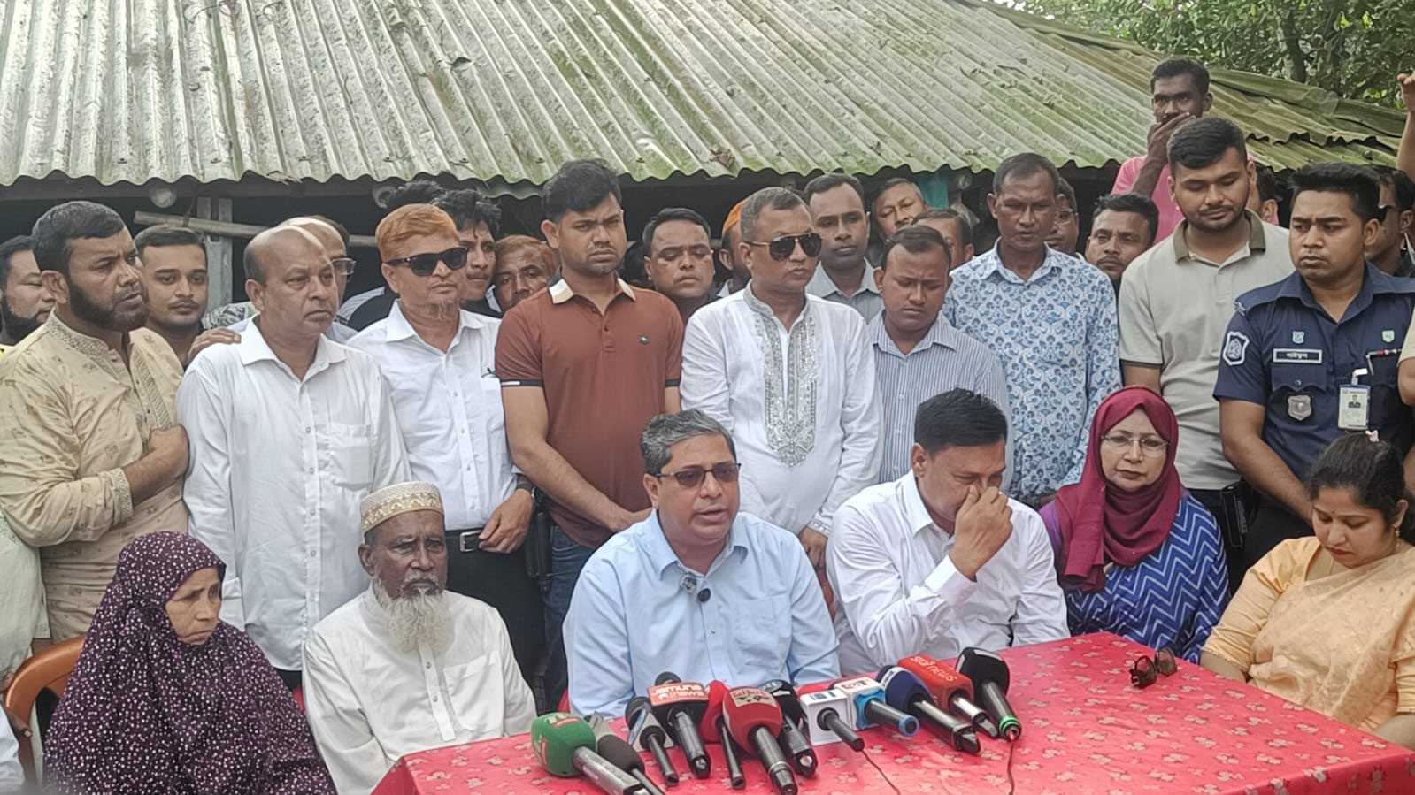 শহীদ আবু সাঈদের বাড়ি ও কবরস্থানের উন্নয়নে এক কোটি টাকা দেওয়ার ঘোষণা