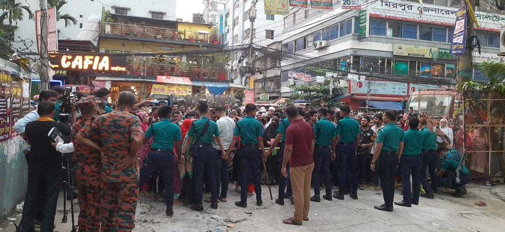 মিরপুর অগ্নিকাণ্ড: বিষাক্ত গ্যাসের কারণে ৩০০ মিটার দূরে থাকার পরামর্শ