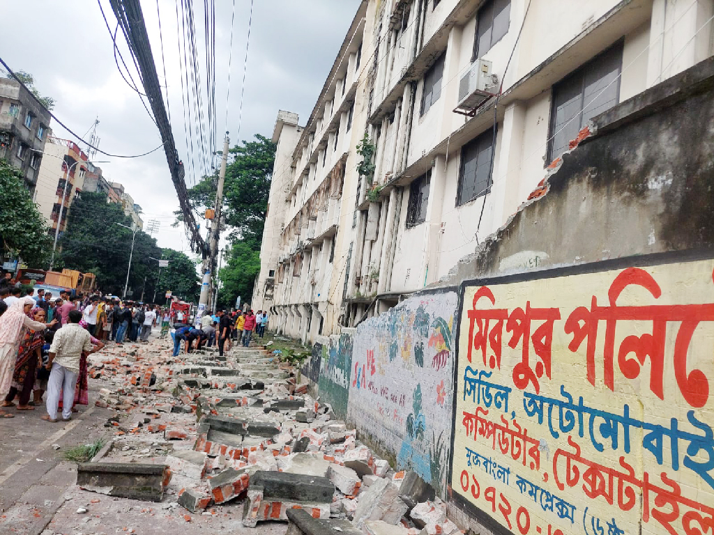 রাজধানীতে দেয়াল ধসে টিসিবির লাইনে থাকা নারীর মৃত্যু, আহত অন্তত ৬