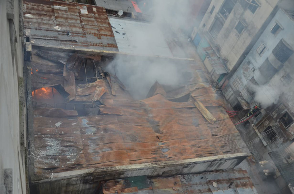 মিরপুরে কারখানার নিচতলায় ছিল টক্সিক গ্যাস ও ধোঁয়ায় আচ্ছন্ন, ওপরে ছাদের দরজা বন্ধ