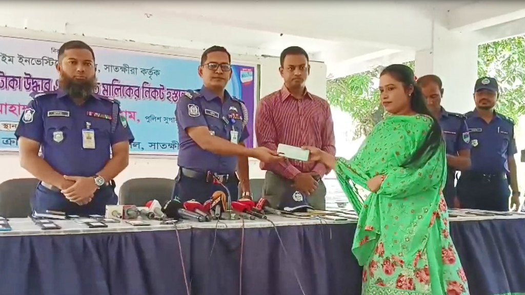 সাতক্ষীরায় হারানো ১০৮ মোবাইল উদ্ধার, মালিকদের কাছে হস্তান্তর