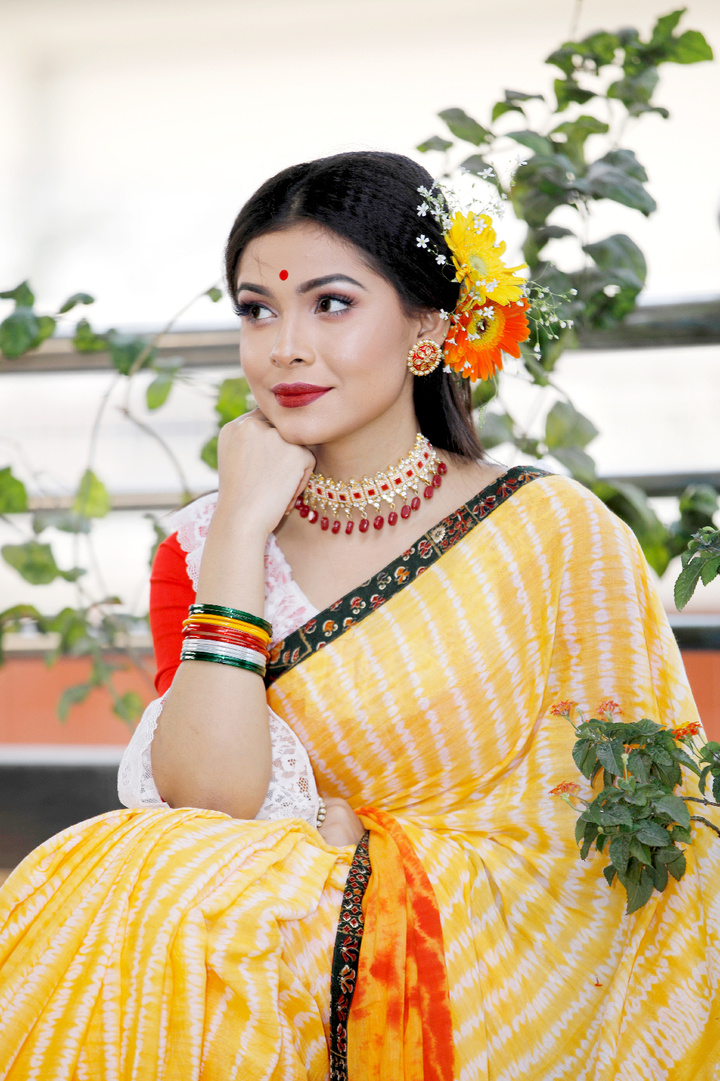 পারলারে যাওয়ার ঝামেলা ছাড়াই বাড়িতেই ফুল দিয়ে যেভাবে চুল সাজাতে পারেন