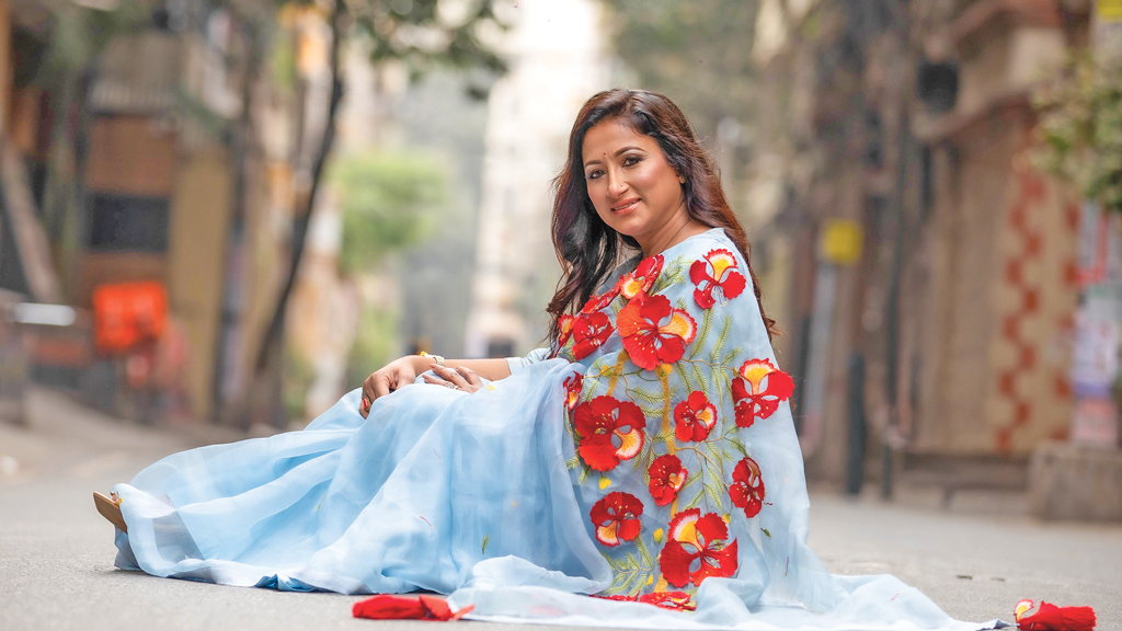 বসনে-ভূষণে কৃষ্ণচূড়ার মঞ্জরি