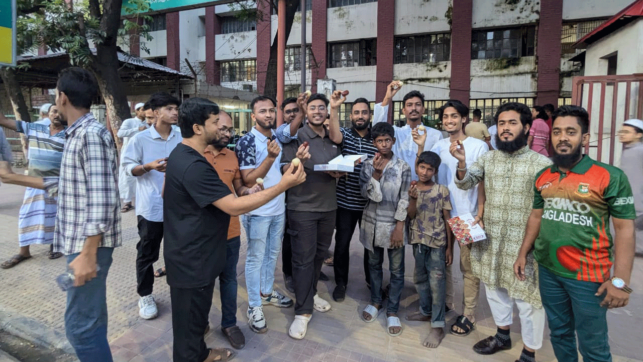 ওসিকে বদলির পর মোহাম্মদপুর থানার সামনে মিষ্টি বিতরণ