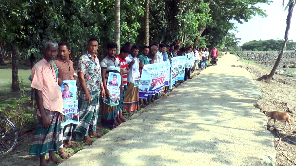 মনপুরায় বেড়িবাঁধ নির্মাণে অনিয়মের প্রতিবাদে এলাকাবাসীর মানববন্ধন