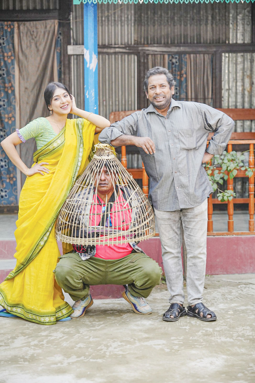 ‘বউ প্যারা দেয়’ নাটকের শুটিংয়ে (বাঁ থেকে) নীলাঞ্জনা নীলা, জয়রাজ ও মোশাররফ করিম।	ছবি: সংগৃহীত