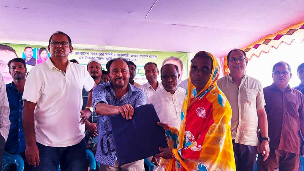কমলগঞ্জে চা শ্রমিকদের মধ্যে রেইনকোট বিতরণ