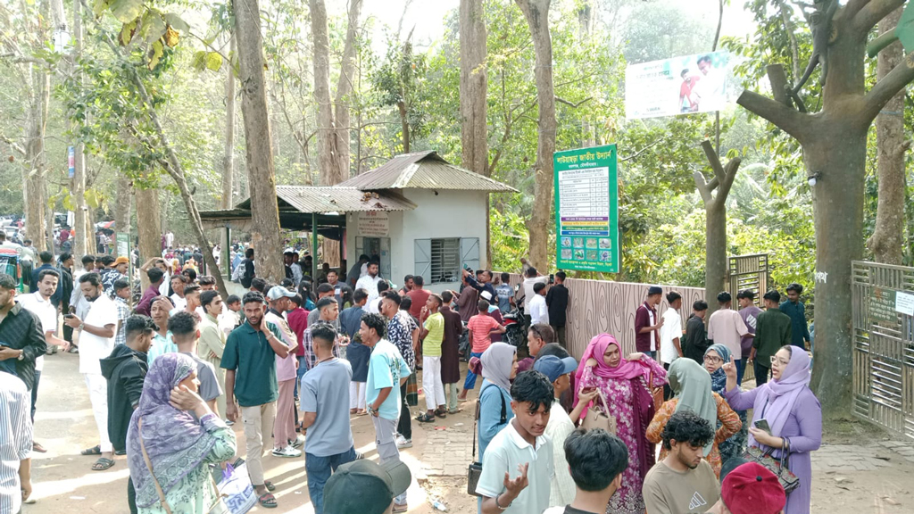 ঈদের দিনে লাউয়াছড়ায় পর্যটকের উপচে পড়া ভিড়