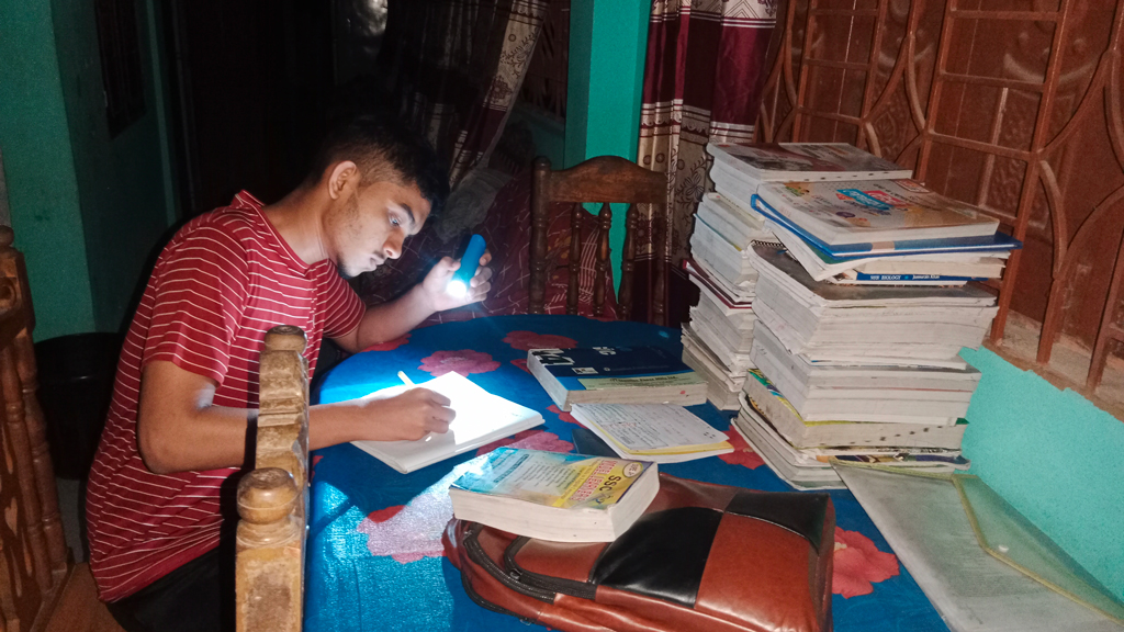 দিনে ১৬ ঘণ্টাই বিদ্যুৎ থাকে না, টর্চ জ্বালিয়ে এসএসসি পরীক্ষার প্রস্তুতি