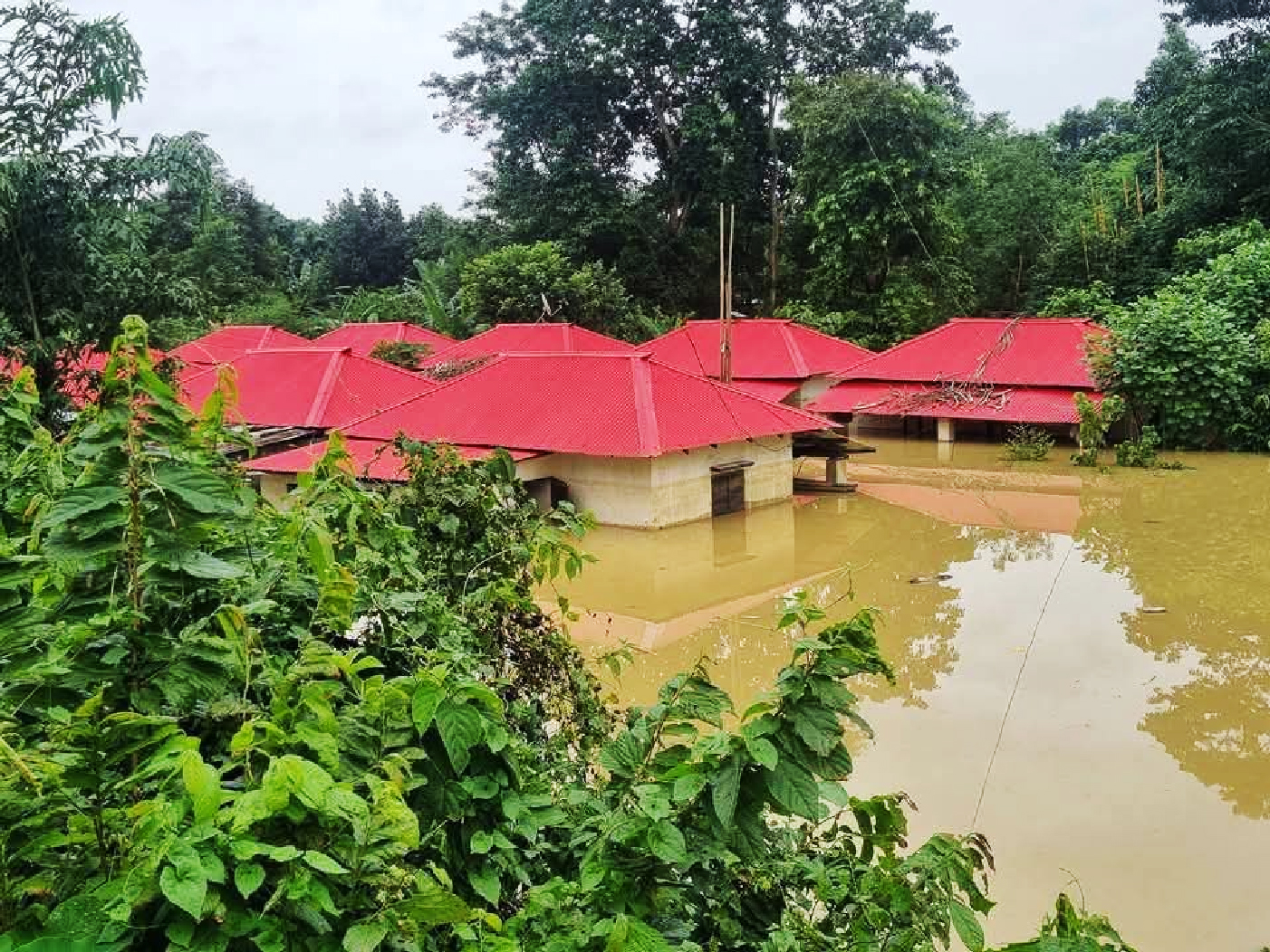 মৌলভীবাজারে ১০ হাজার পরিবার পানিবন্দী, খাবার ও বিশুদ্ধ পানির সংকট