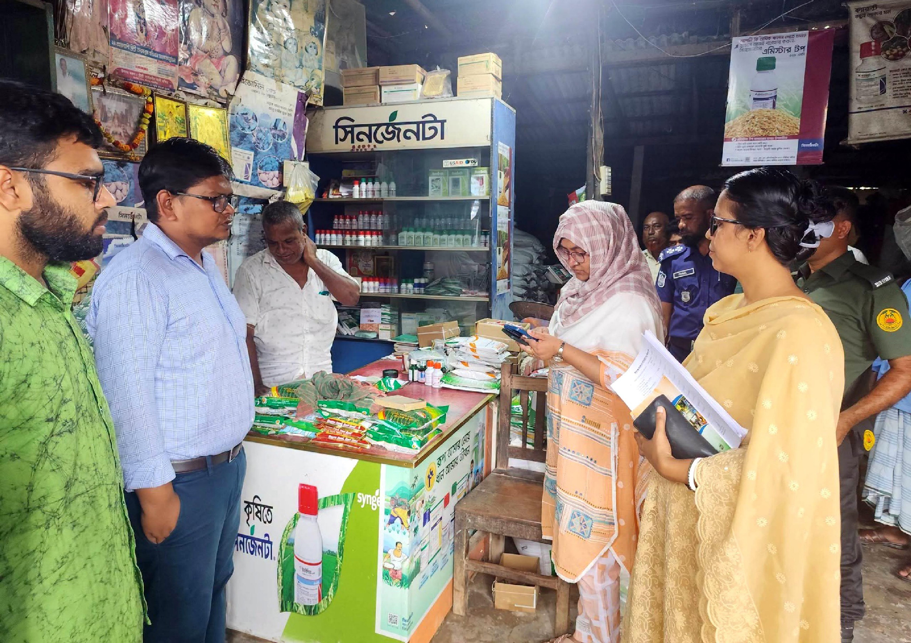 ঈশ্বরগঞ্জে অবৈধভাবে সার মজুতের দায়ে বিক্রেতার কারাদণ্ড-অর্থদণ্ড