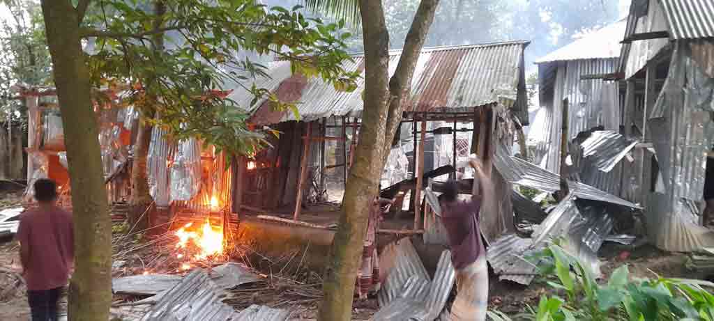 ছেলেকে জিম্মি করে মাকে দলবদ্ধ ধর্ষণ: ৫ আসামির বাড়িতে ভাঙচুর-অগ্নিসংযোগ