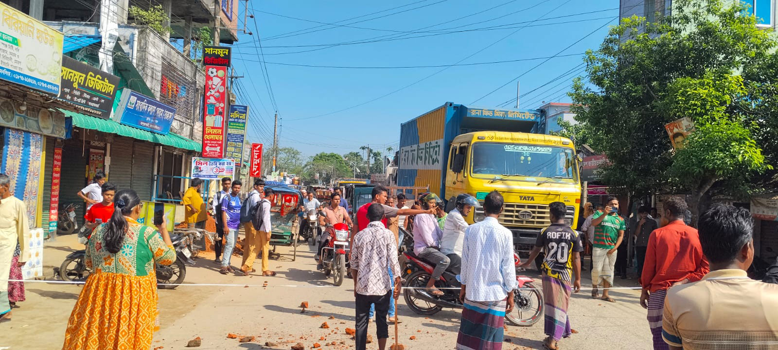হালুয়াঘাট সীমান্তে বিজিবির গুলিতে যুবক নিহত, সড়ক অবরোধ