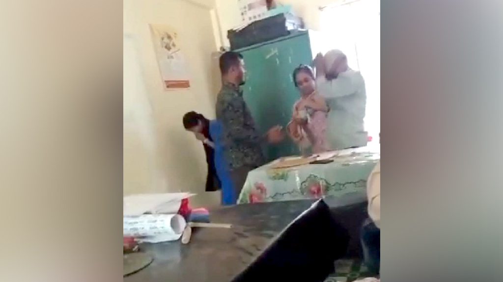 অফিস কক্ষে নারী শিক্ষকের সঙ্গে মারামারিতে জড়ালেন প্রধান শিক্ষক
