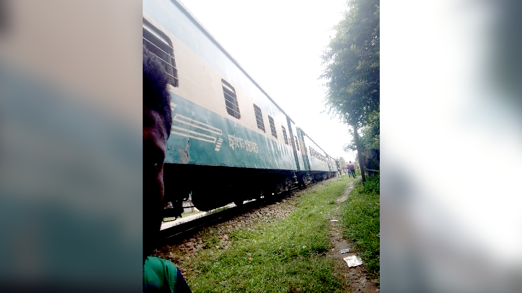 গফরগাঁওয়ে অগ্নিবীনা এক্সপ্রেসের ইঞ্জিন বিকল