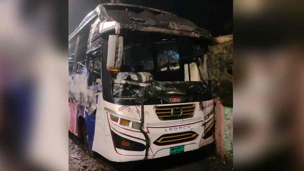 ময়মনসিংহে দাঁড়িয়ে থাকা বাসে আগুন