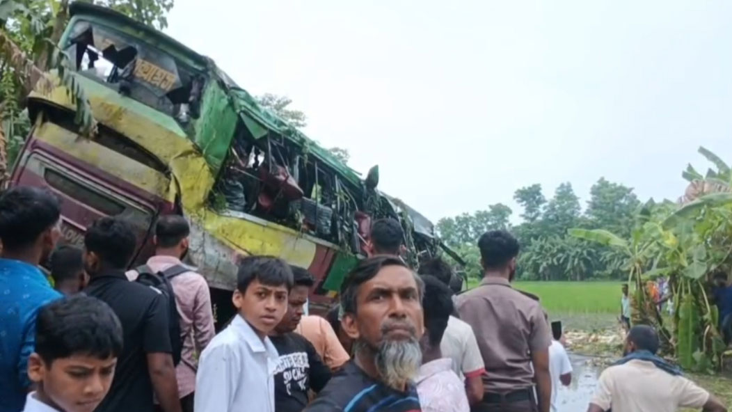 গোপালগঞ্জে বাস খাদে পড়ে নিহত ৩, আহত ৩০