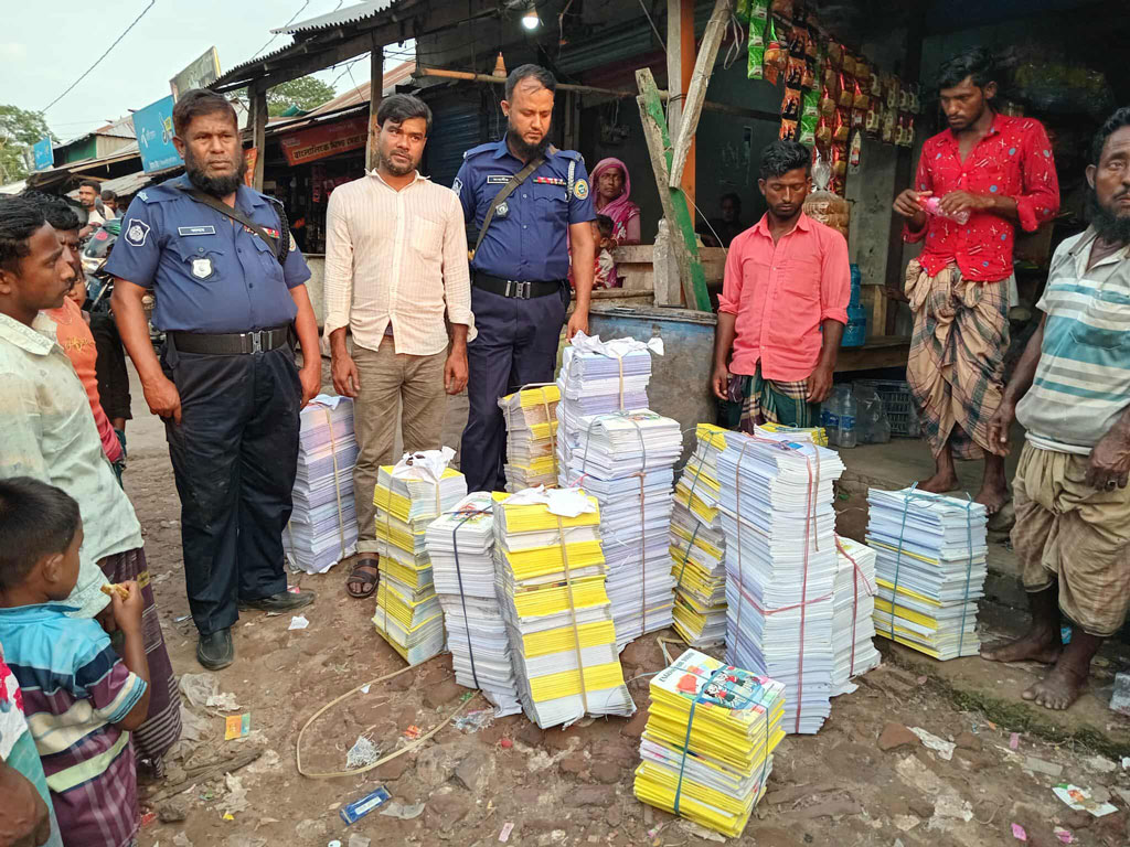 মুলাদীতে সরকারি বইসহ আটক ১