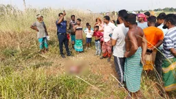 পরিত্যক্ত জমিতে পড়ে ছিল ৬ বছরের কন্যার লাশ, পাশেই গুরুতর জখম বাবা