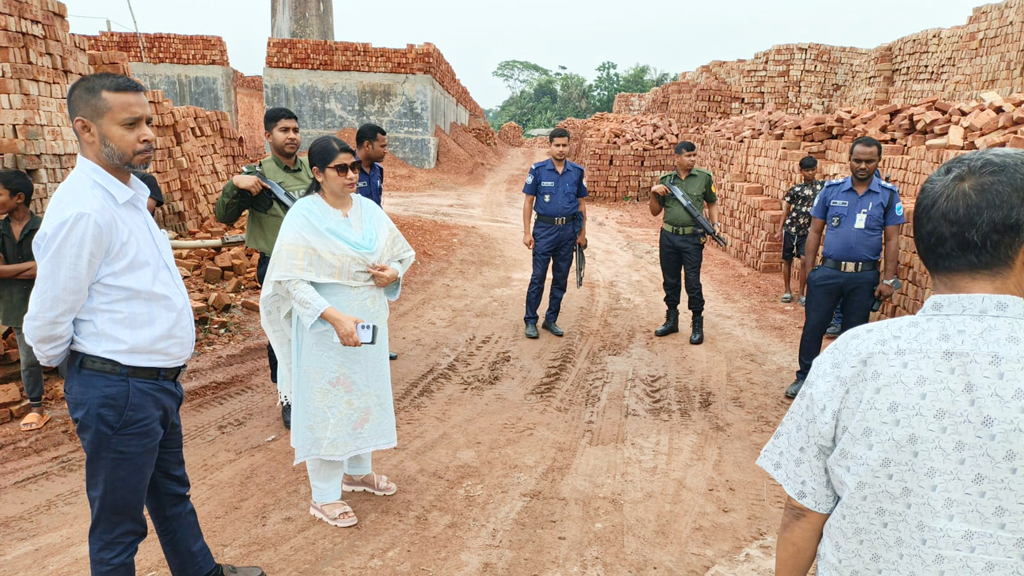 সিরাজদিখানে ৪ ইটভাটাকে সাড়ে ৫ লাখ টাকা জরিমানা