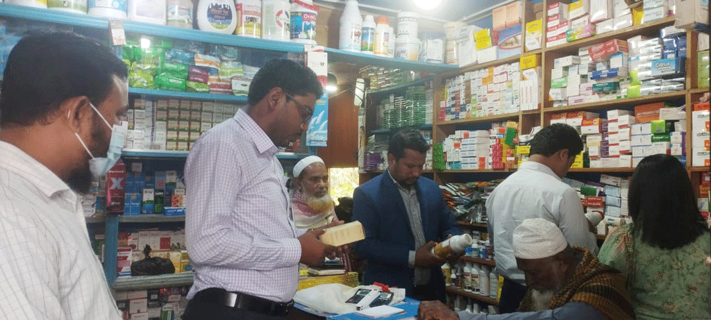 মুন্সিগঞ্জে ফার্মেসিতে মেয়াদোত্তীর্ণ ওষুধ থাকায় জরিমানা