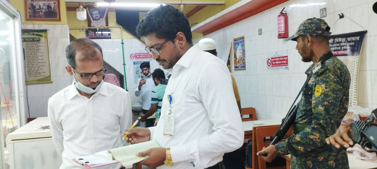 মুন্সিগঞ্জে অস্বাস্থ্যকর পরিবেশে মিষ্টি তৈরি, মালিককে জরিমানা