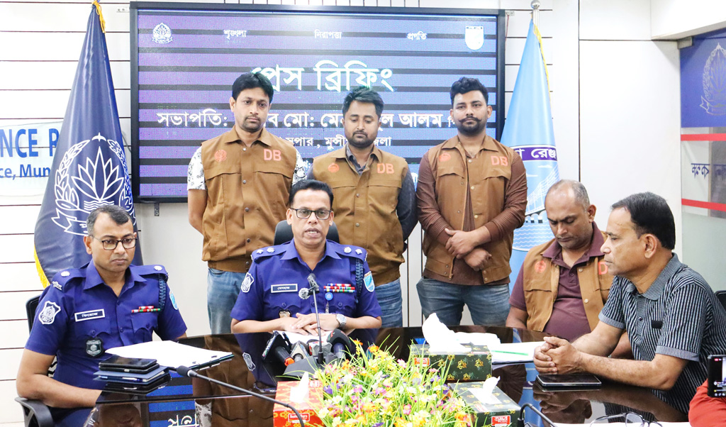 মুন্সিগঞ্জে অস্ত্র ও গুলিসহ গ্রেপ্তার ৩