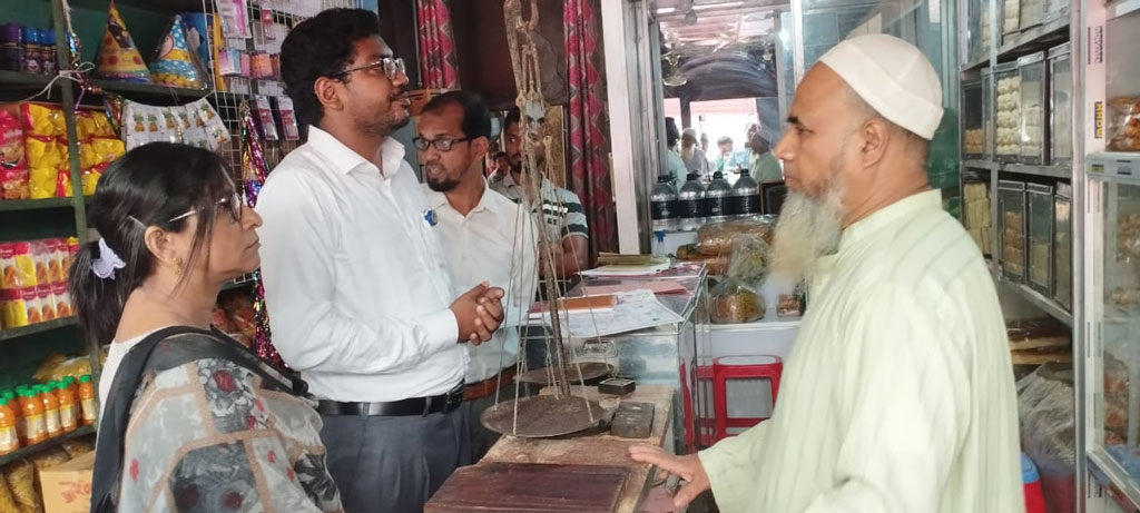 মুন্সিগঞ্জে নোংরা পরিবেশে মিষ্টি তৈরি, ২ প্রতিষ্ঠানমালিককে জরিমানা