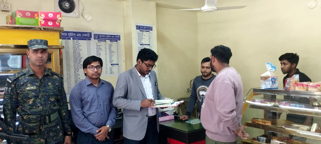 মুন্সিগঞ্জে অতিরিক্ত দামে পণ্য বিক্রির দায়ে বেকারিকে জরিমানা