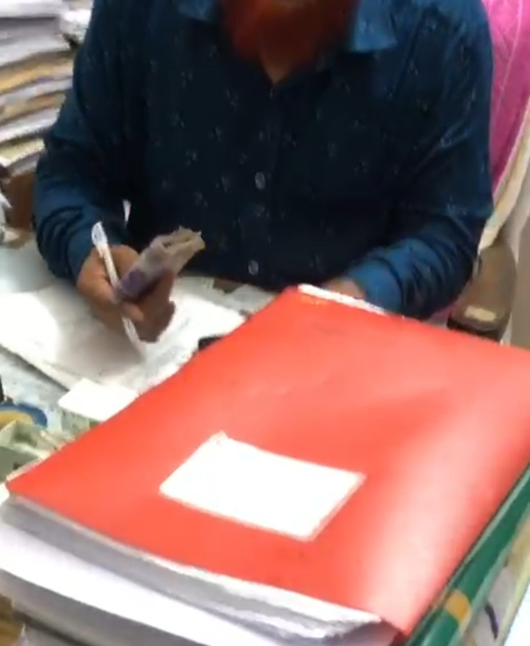 মুন্সিগঞ্জ সিভিল সার্জন অফিসে ঘুষ নেওয়ার ভিডিও ভাইরাল, স্টেনোটাইপিস্টকে শোকজ